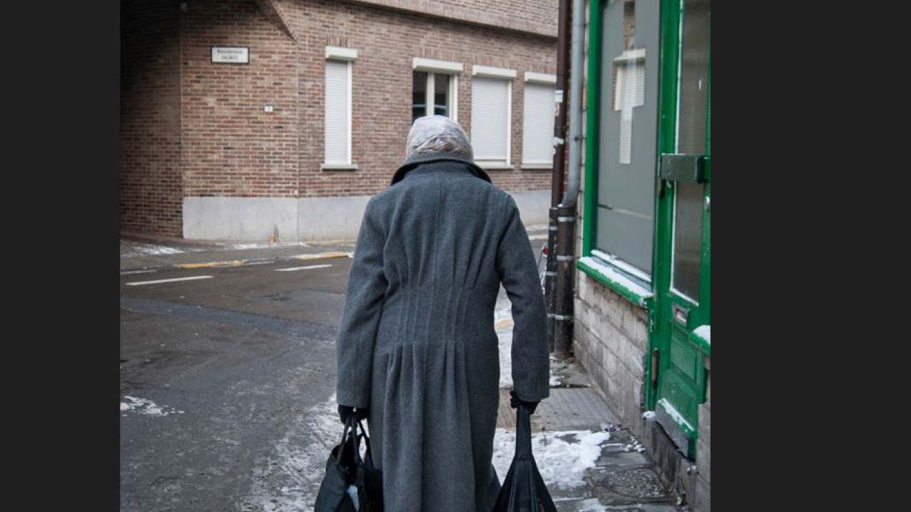 «γιαγιά, πού πας;»- η εξαντλητική πορεία μιας 97χρονης για να γλιτώσει από βομβαρδισμούς στην ουκρανία