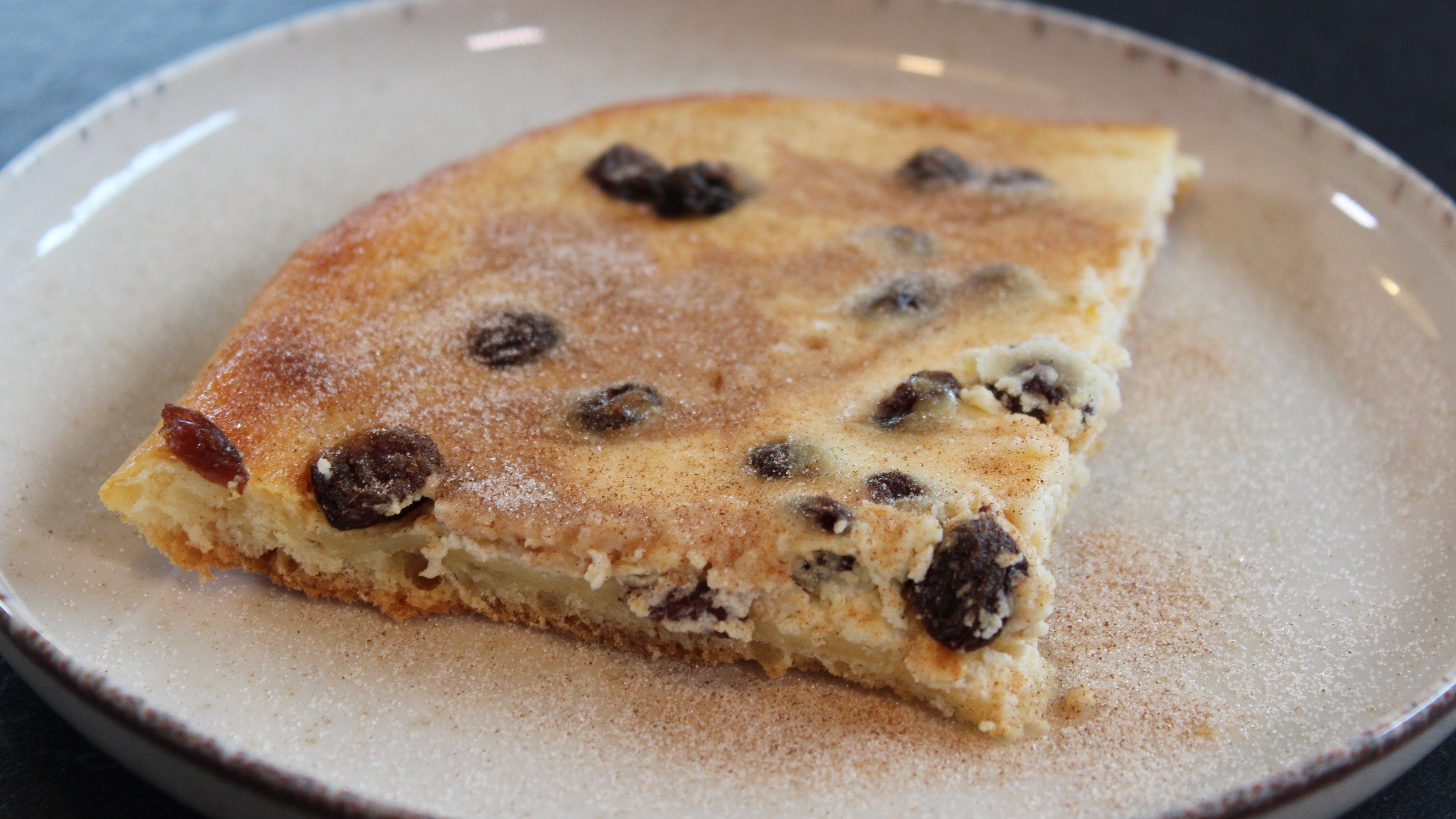 Fränkischer Käsekuchen: Traditioneller Blechkuchen mit Rosinen