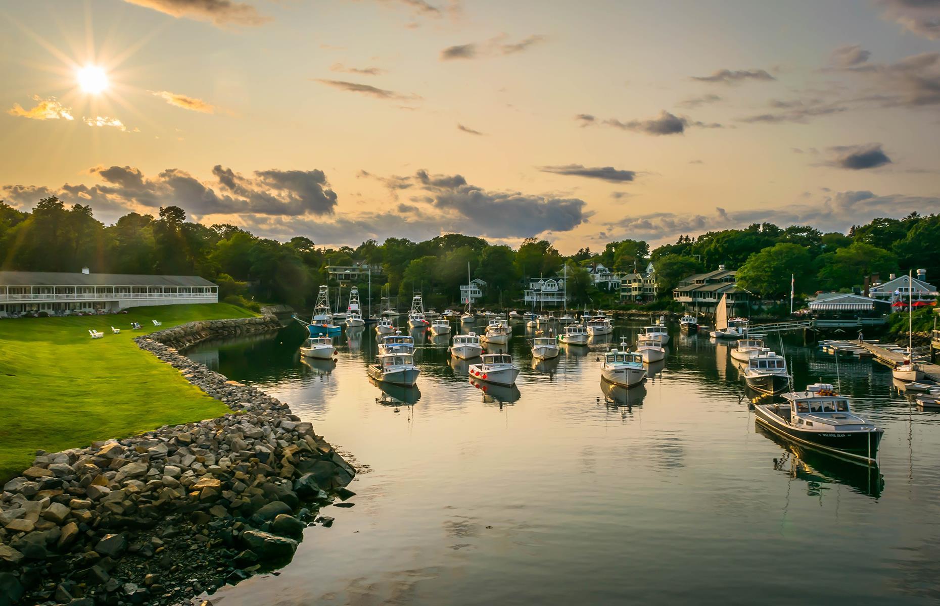 With more than 12,000 miles of coastline, it's no wonder the US has so many incredibly picturesque coastal towns. From atmospheric New England fishing villages to laid-back surfer spots in California, America's seaside offers something for everyone. Pack your bags and grab your shades as we take a look at these coastal charmers.