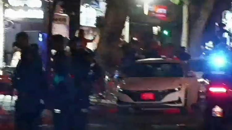 tel aviv'de sokaklar karıştı! i̇srail polisinden cnn türk yayına müdahale