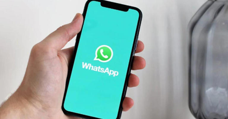 Qué significa el icono de la doble flecha en WhatsApp y por qué debes tener  cuidado al usarlo