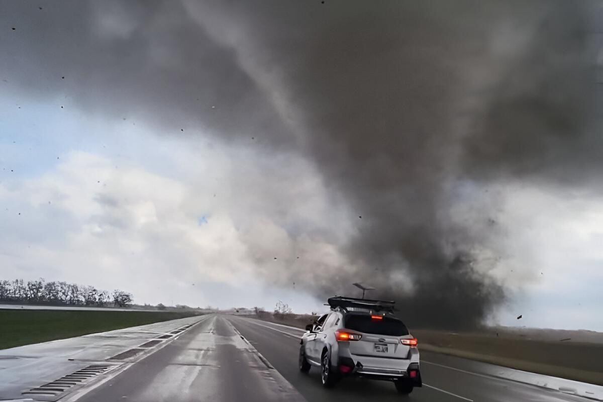 confirman que más de 50 tornados azotaron a estados unidos: bebé es una de cinco muertos