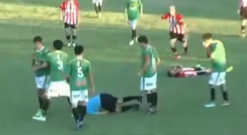 απίστευτο περιστατικό σε αγώνα τοπικού στην πάτρα: ποδοσφαιριστής γρονθοκόπησε διαιτητή και τον έστειλε στο νοσοκομείο!
