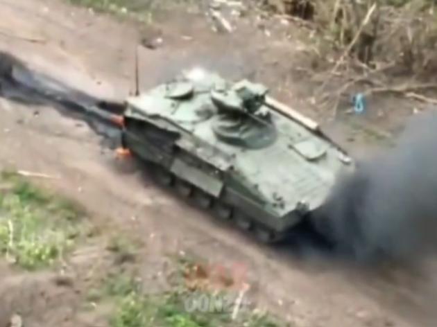 video aufgetaucht: leichte beute für putins armee – russen räuchern deutschen panzer aus