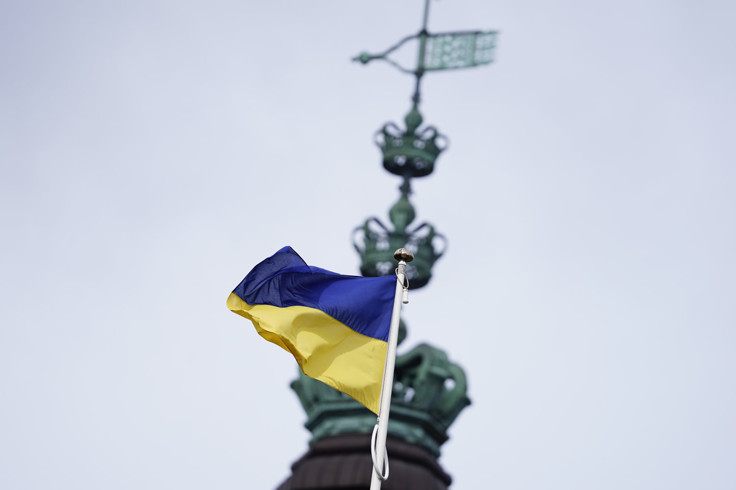 kommune må fjerne ukrainsk flag på rådhus på grund af valgregler