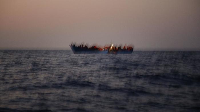 atlantik okyanusu'nda düzensiz göçmenleri taşıyan tekne battı: 51 kişi kayboldu