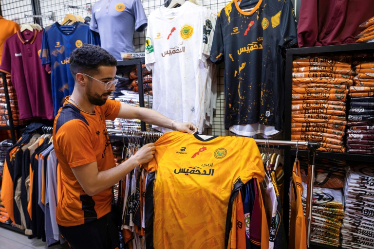 fiebre en marruecos por la camiseta de fútbol de la discordia con argelia