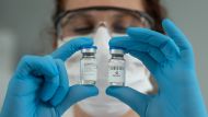 alerta vacunas covid-19: astrazeneca alertó por un peligroso efecto secundario en quienes se dieron la dosis