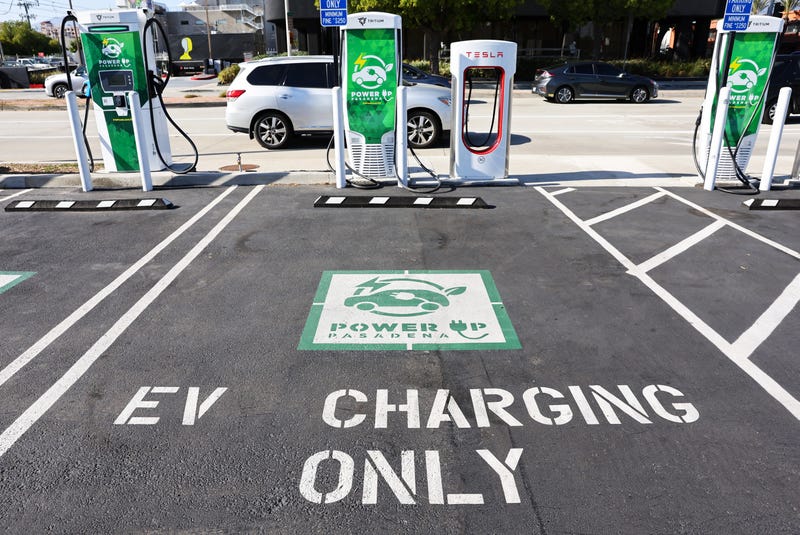 copias de cargadores para vehículos eléctricos se están acercando a las gasolineras en california