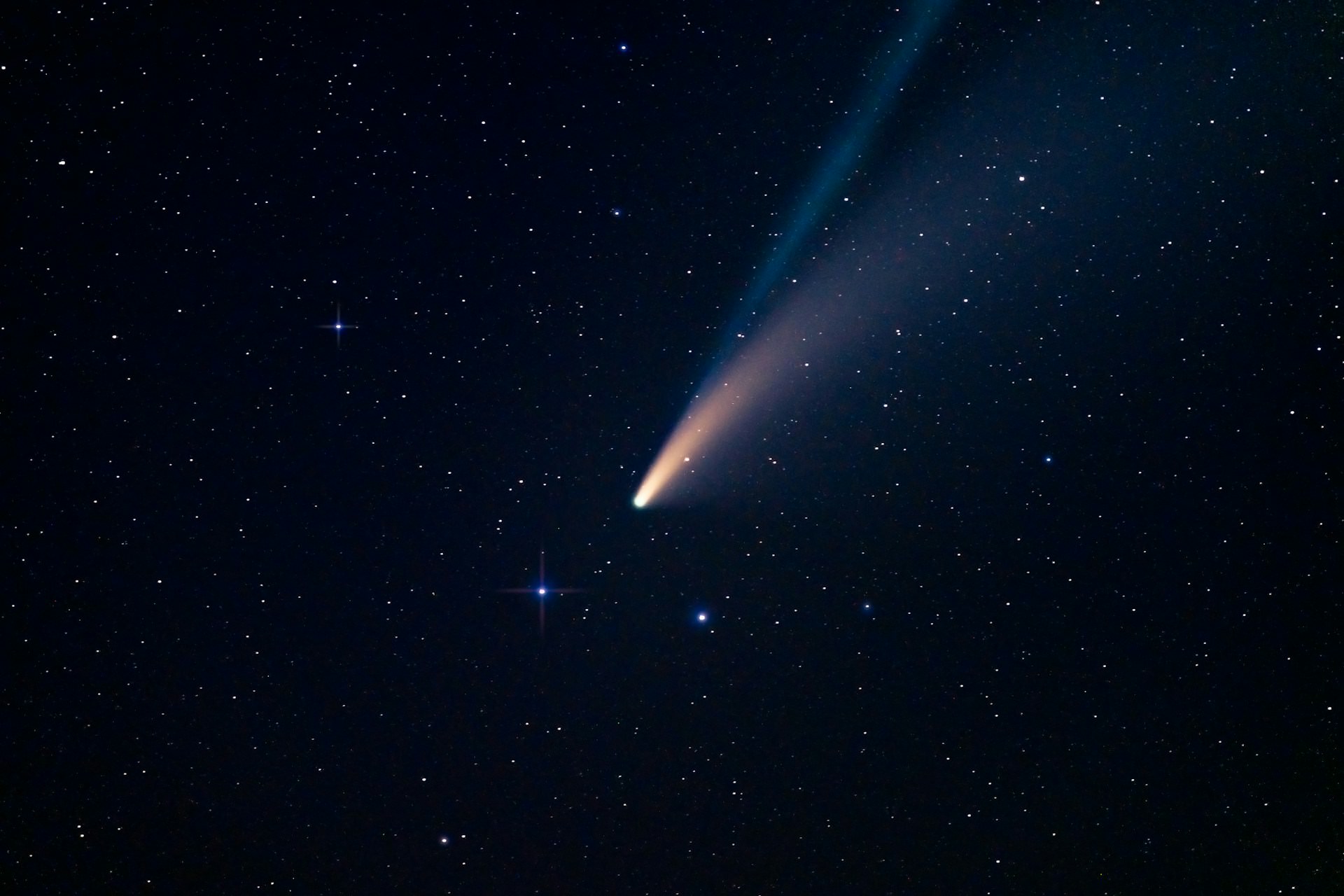 Comets may look beautiful streaking across the night sky, but they smell far from pleasant. Due to the presence of ammonia and hydrogen sulfide, these celestial bodies give off a foul odor reminiscent of rotten eggs and urine.