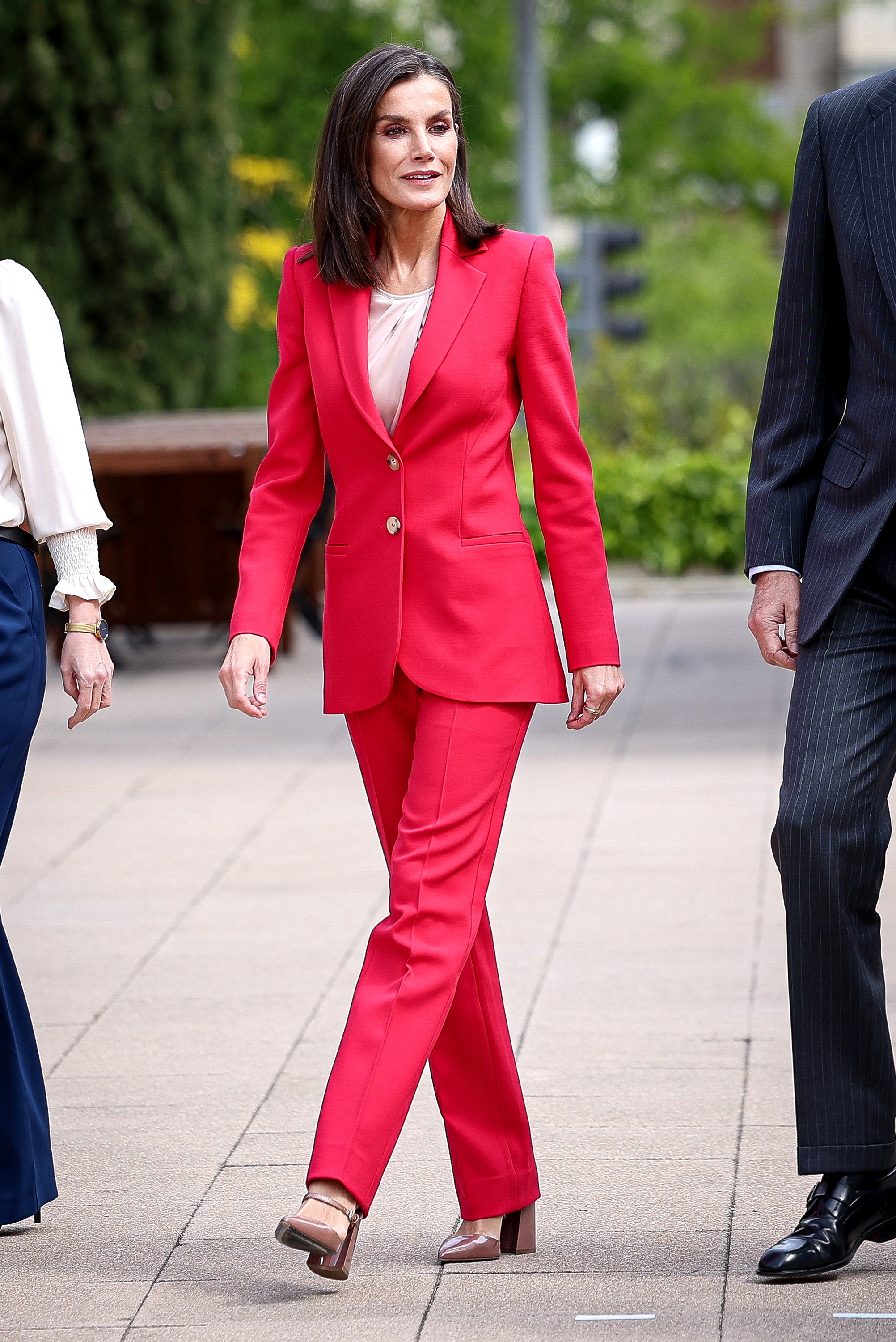 la reina letizia lleva el traje sastre rojo fuego con zapatos de tacón de mujer poderosa