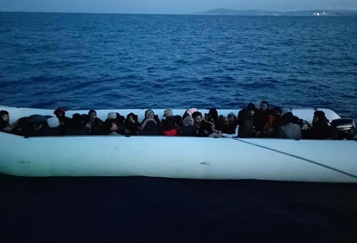 çeşme açıklarında 34 kaçak göçmen yakalandı