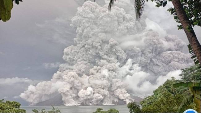 gunung ruang meletus lagi pagi ini, warga diimbau waspada awan panas hingga tsunami