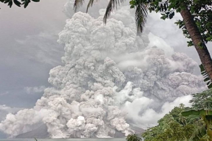 erupsi gunung ruang jangkau wilayah lebih luas, 12 ribu jiwa segera dievakuasi
