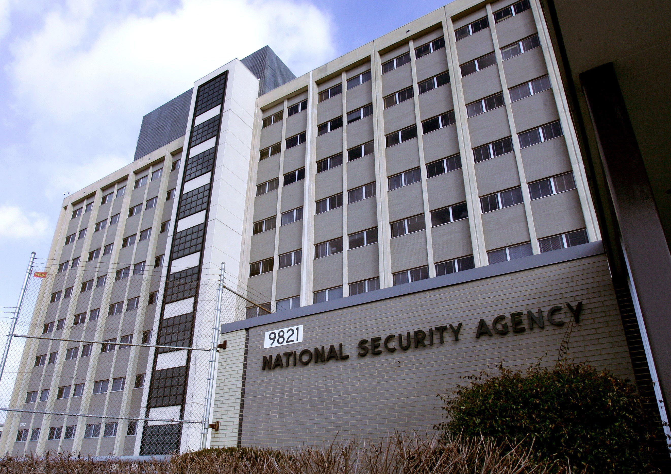 ex-nsa staffer gets 21 years for trying to sell defense information to 'friends' in russia