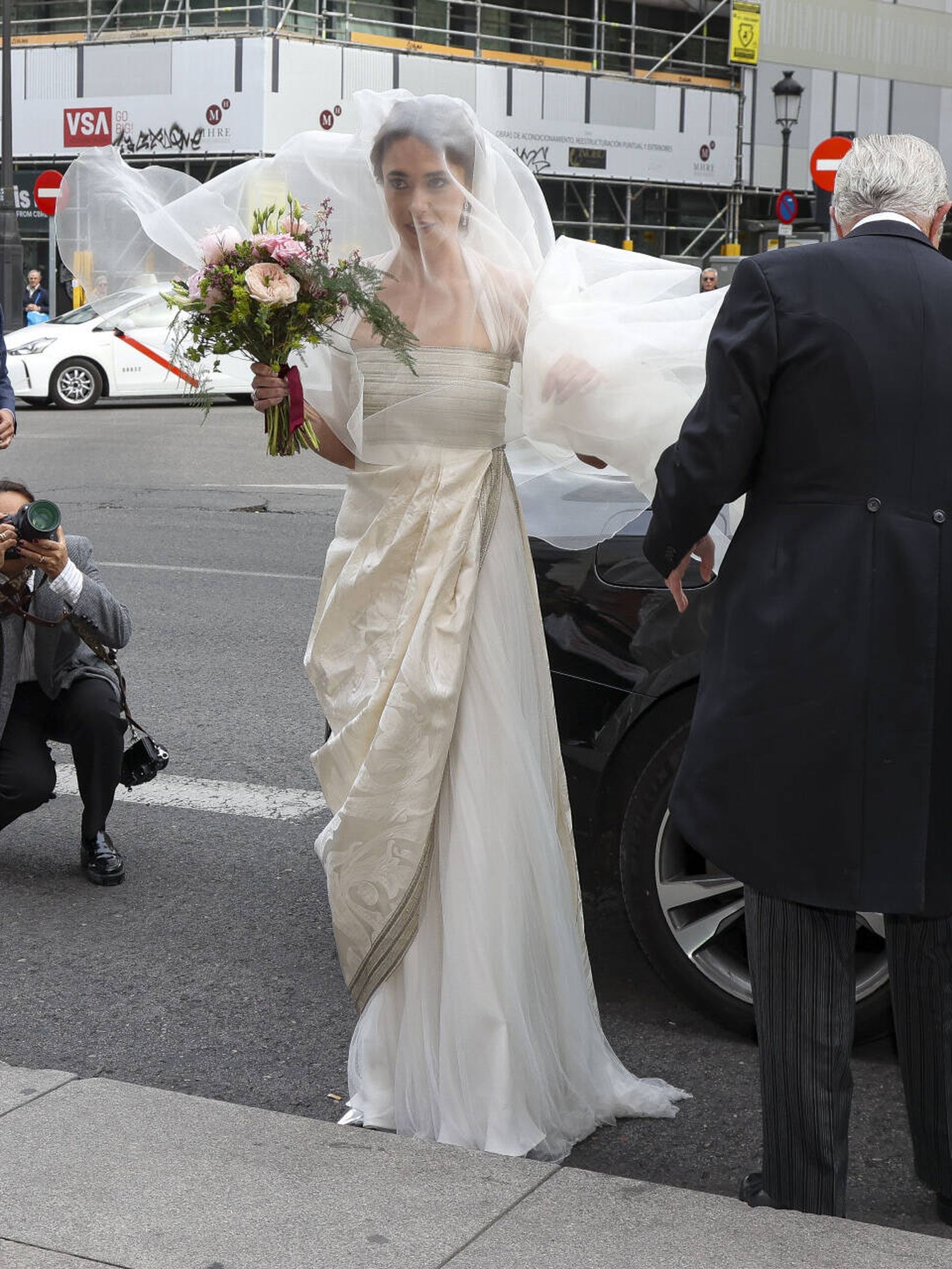de teresa urquijo a carmen gómez-acebo: por qué las mujeres de la jet-set eligen a navascués para su vestido de novia
