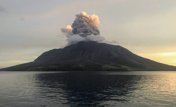 vulkan ruang in indonesien: höchste alarmstufe nach nächtlicher eruption