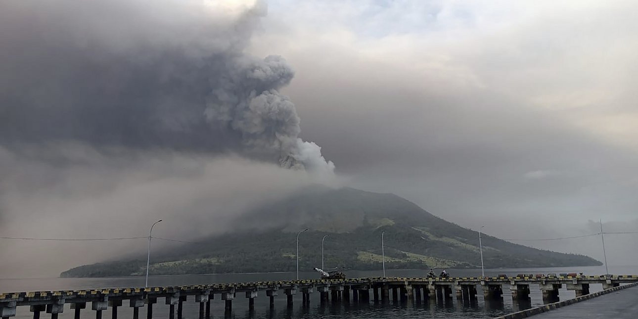 συναγερμός στην ινδονησία: εξερράγη ηφαίστειο, έκλεισε αεροδρόμιο, απομακρύνθηκαν οι κάτοικοι
