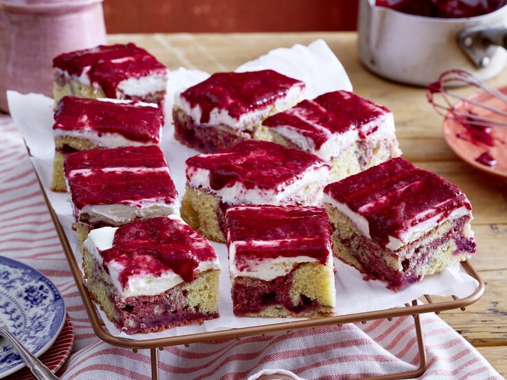 Beeren-Marmorkuchen vom Blech mit frischem Creme-Topping