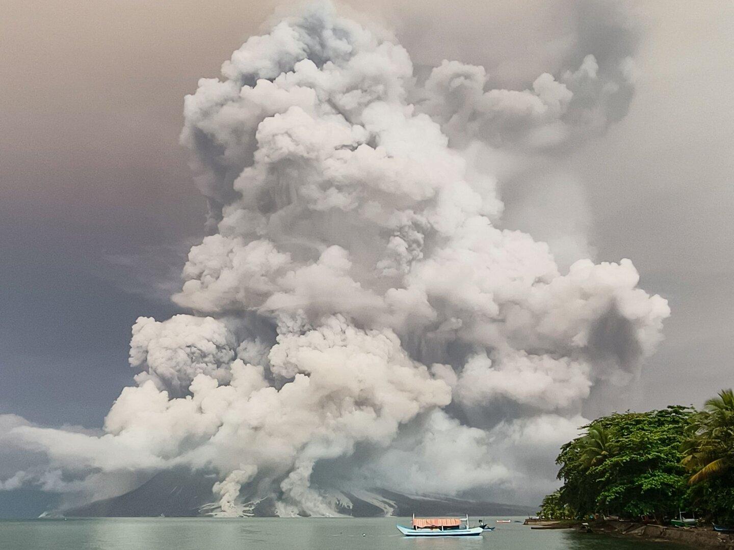 2.000 meter hohe aschesäule: vulkan ruang in indonesien ausgebrochen
