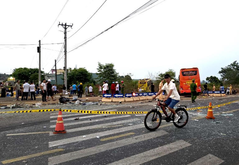 Tiền Phong Xe khách va chạm nhau, văng ra khỏi đường 1