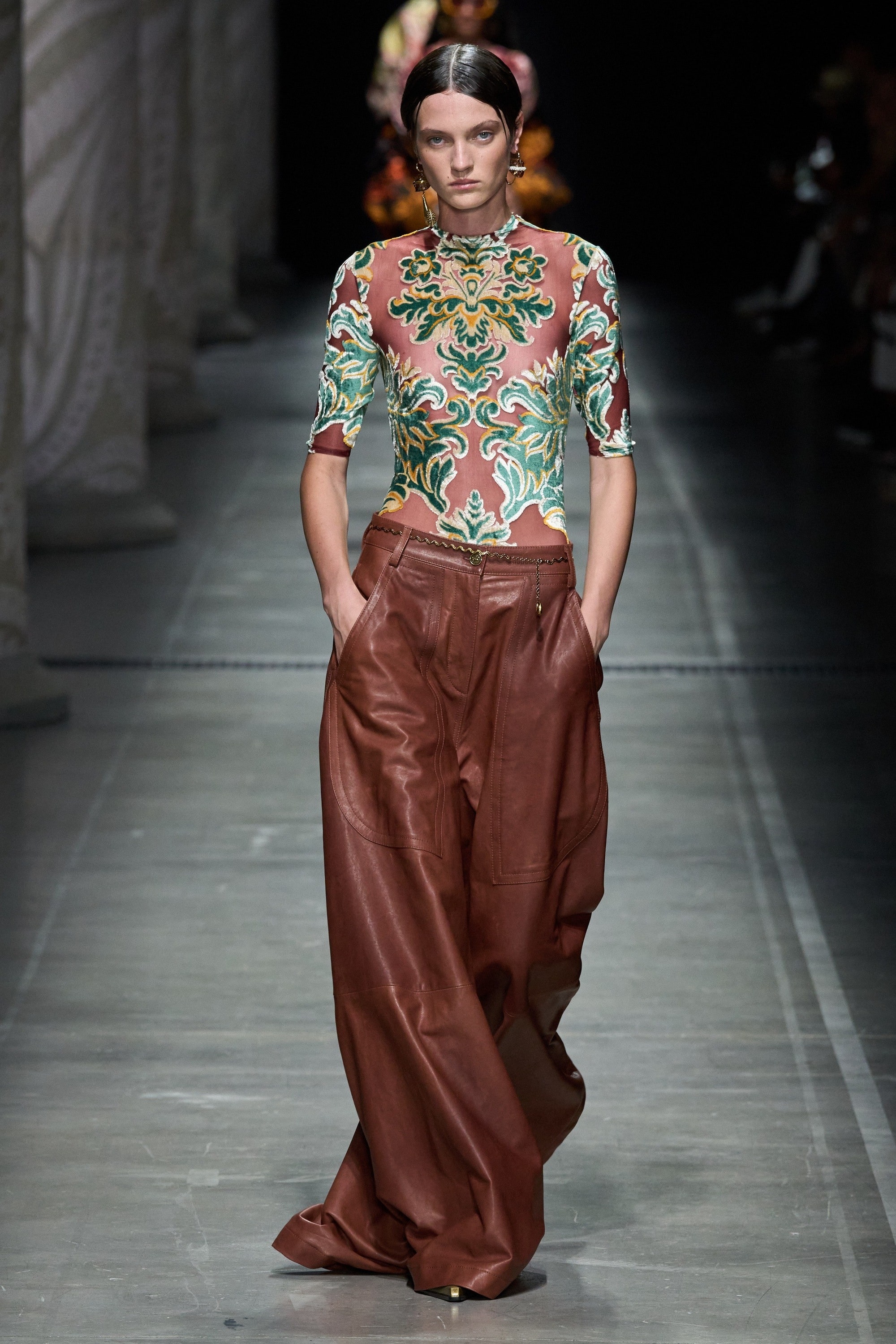 los pantalones palazzo se llevan con blusas elegantes en primavera-verano 2024
