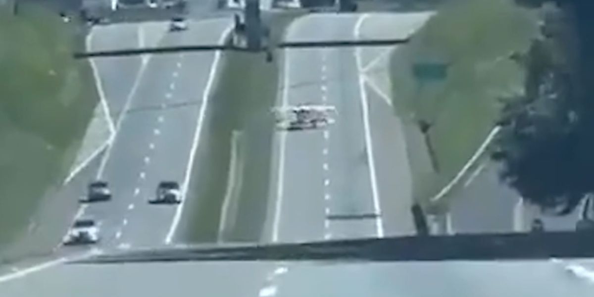 spannendes video: kleinflugzeug macht notlandung auf autobahn