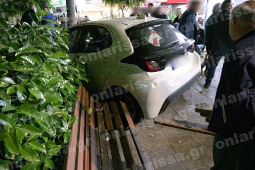 απίστευτο τροχαίο στο κέντρο της λάρισας: αυτοκίνητο ''προσγειώθηκε'' σε άνδρα που καθόταν σε παγκάκι (εικόνες)
