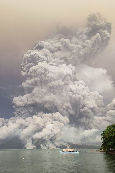 vulkan ruang in indonesien: höchste alarmstufe nach nächtlicher eruption