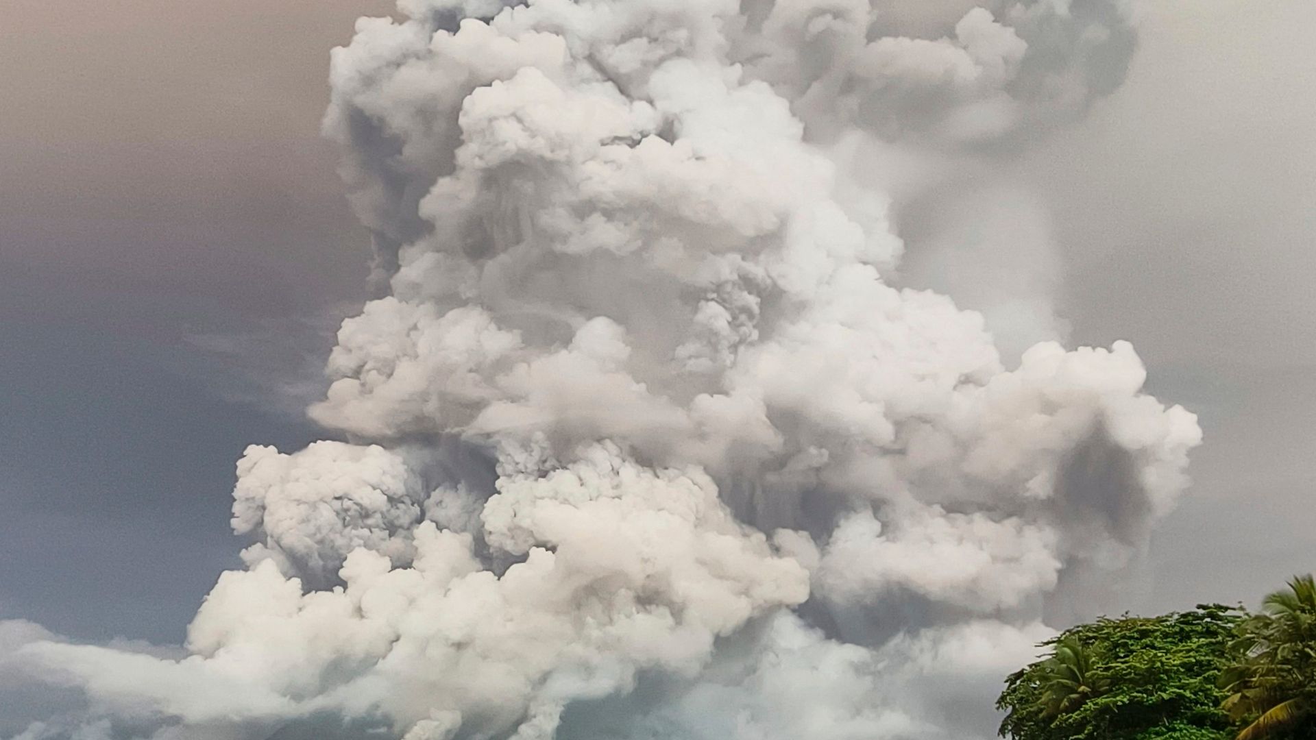 indonesien: vulkanausbruch löst höchste alarmstufe aus