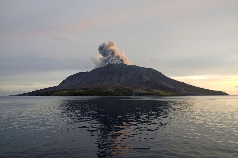 ινδονησία: συναγερμός από την έκρηξη ηφαιστείου
