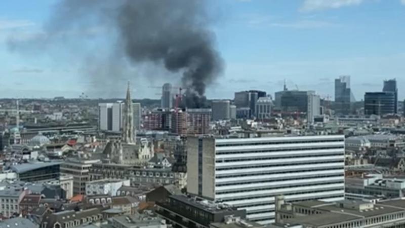 bruxelles : un incendie se déclare dans une tour en rénovation du centre-ville (vidéos)