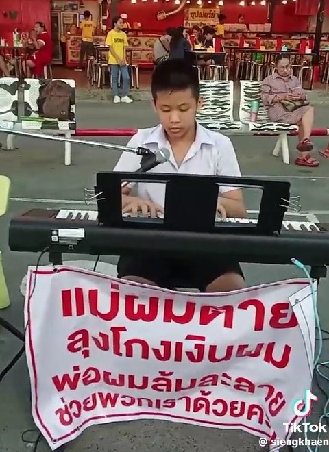 เด็กชายเล่นเปียโนเปิดหมวก หาเงิน ยิ่งเห็นป้ายยิ่งสงสาร