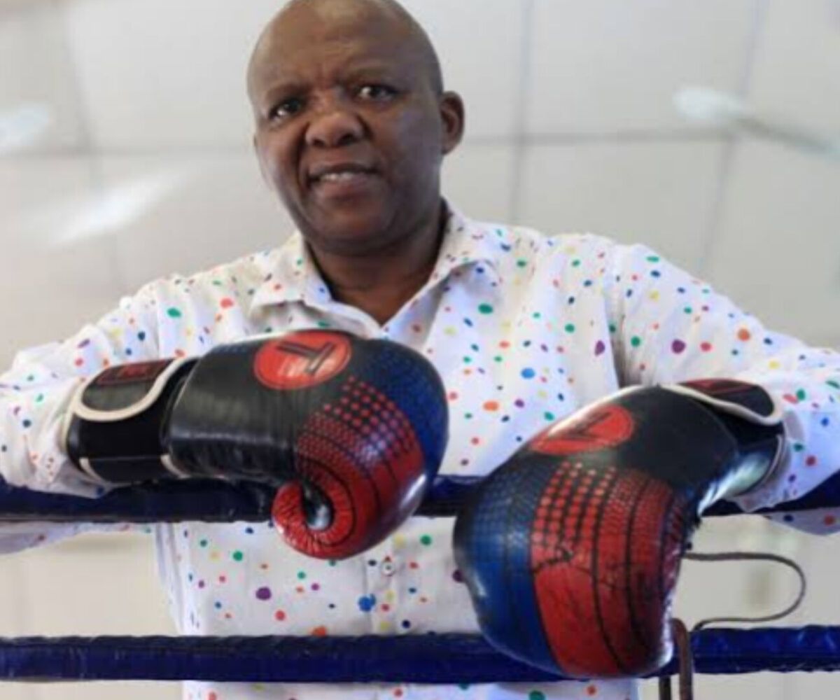minister kodwa pays tribute to boxing legend dingaan thobela