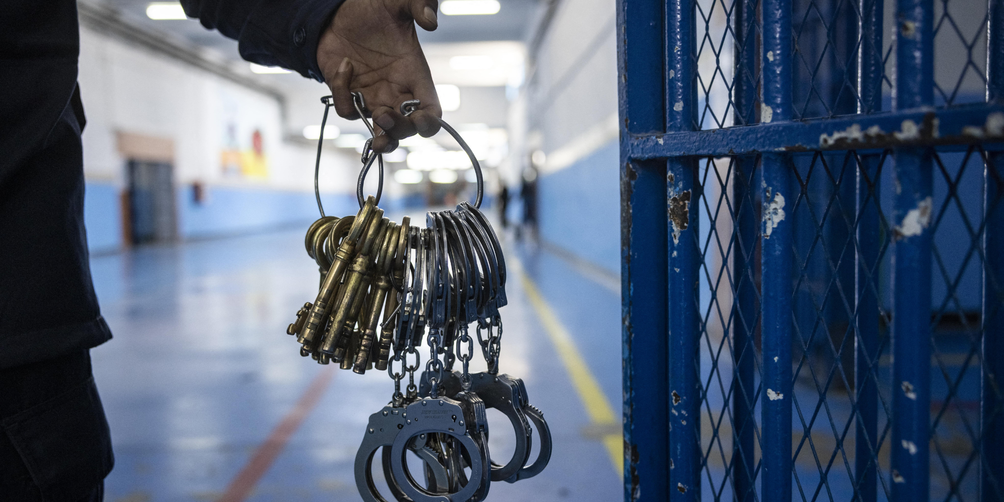 prisons : 77.450 détenus en france au 1er avril, nouveau record