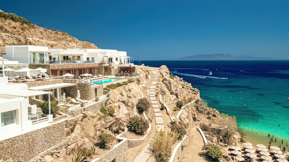 prachtige griekse villa blijkt schuilplaats voor moordcommando van poetin