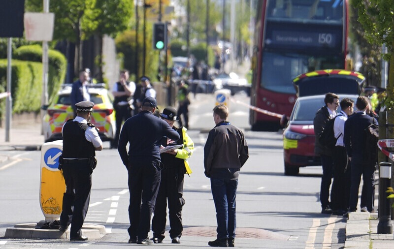 v londýně zemřel po útoku muže s mečem čtrnáctiletý chlapec
