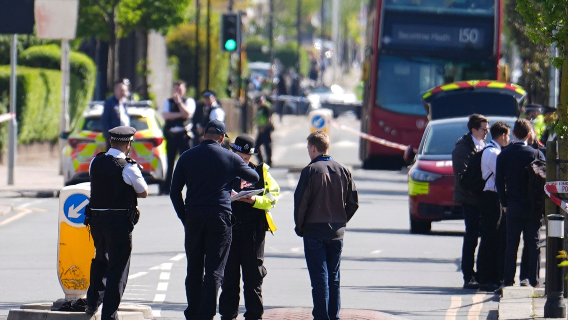 london: polizei nimmt mann mit schwert fest