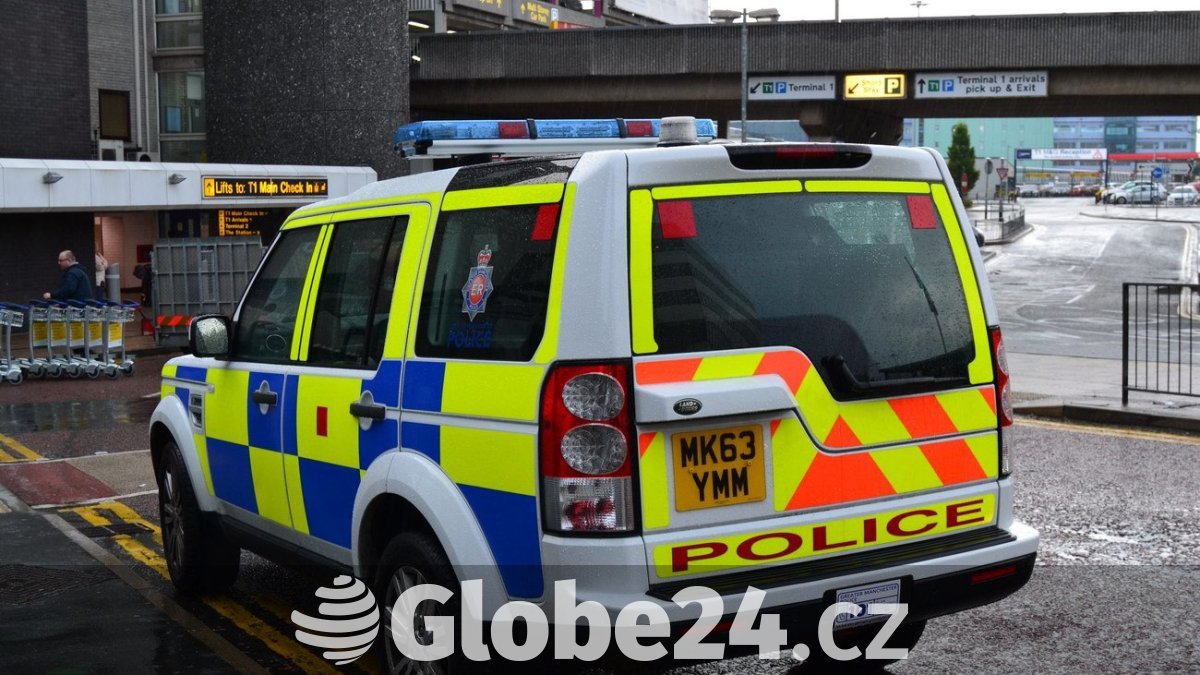 útok mečem v londýně. muž sekal do lidí i policistů