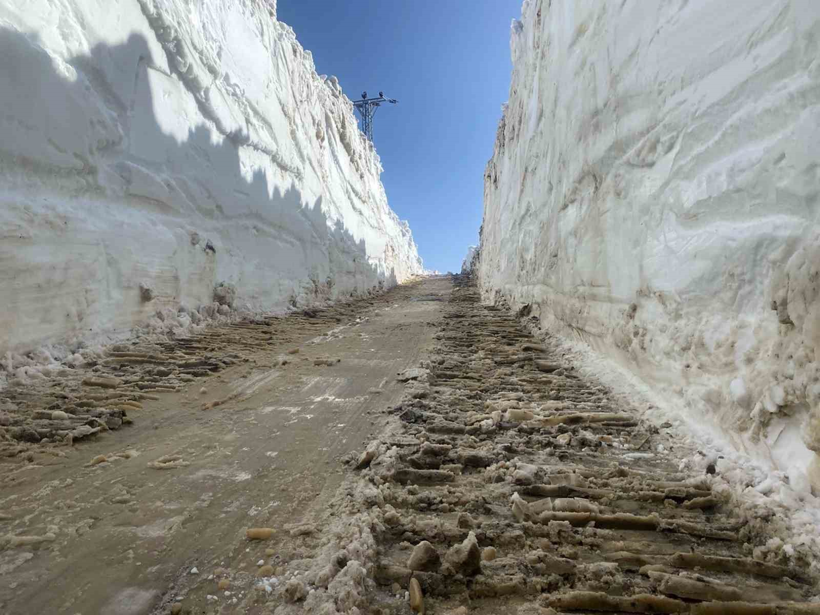 yüksekova’da 6 metrelik kar tünellerinde zorlu çalışma