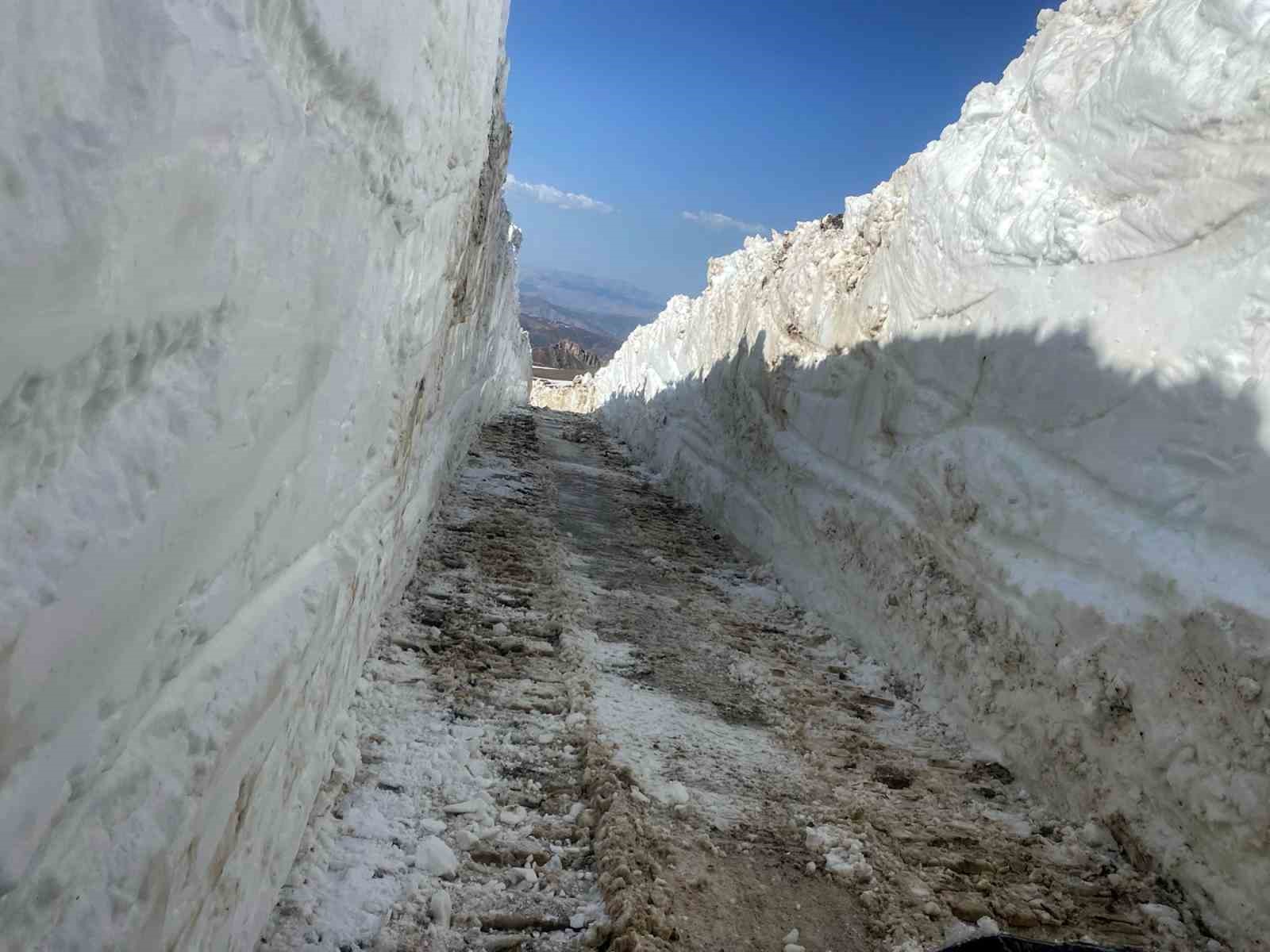 yüksekova’da 6 metrelik kar tünellerinde zorlu çalışma