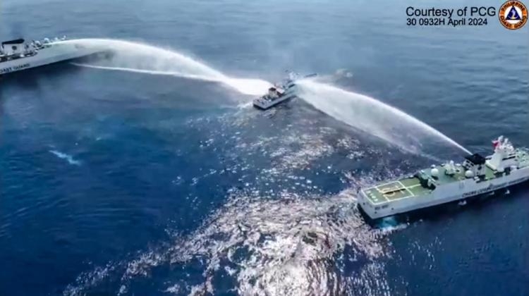 mer de chine méridionale : des garde-côtes repoussent des navires philippins avec des jets d’eau