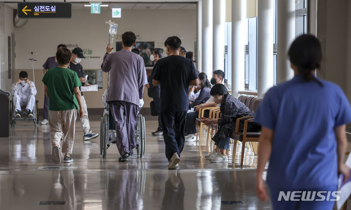 의대 교수들 '휴진일'…대학병원 대부분 정상 진료(종합)