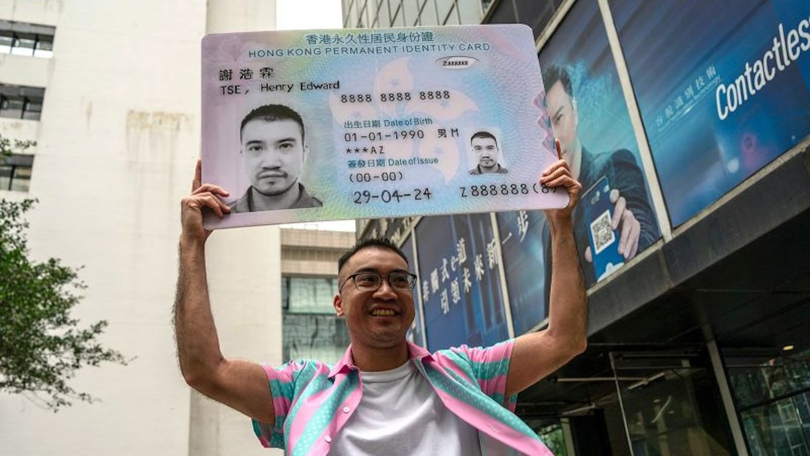 una activista transexual de hong kong obtiene un nuevo documento de identidad masculino tras años de batalla legal