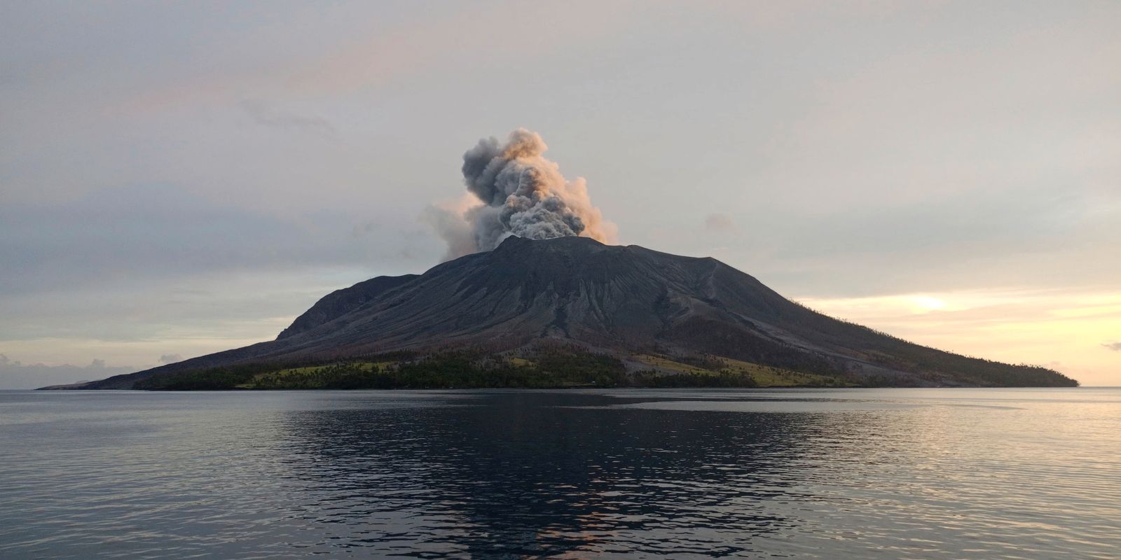 varning: indonesisk vulkan nära ”explosiva utbrott”