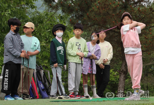 [포토뉴스] 전교생 ‘골프 교육’...폐교 위기 달성군 하빈초등학교의 부활