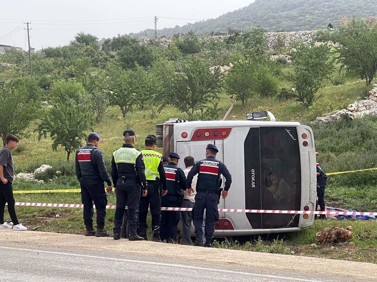 yolcu midibüsü devrildi: astsubay hayatını kaybetti, 17 yaralı