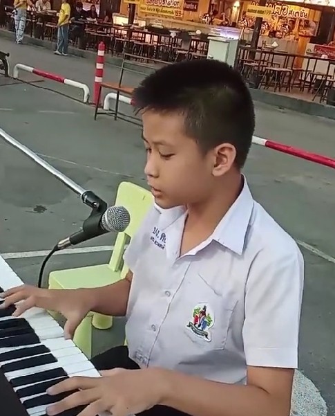 เด็กชายเล่นเปียโนเปิดหมวก หาเงิน ยิ่งเห็นป้ายยิ่งสงสาร