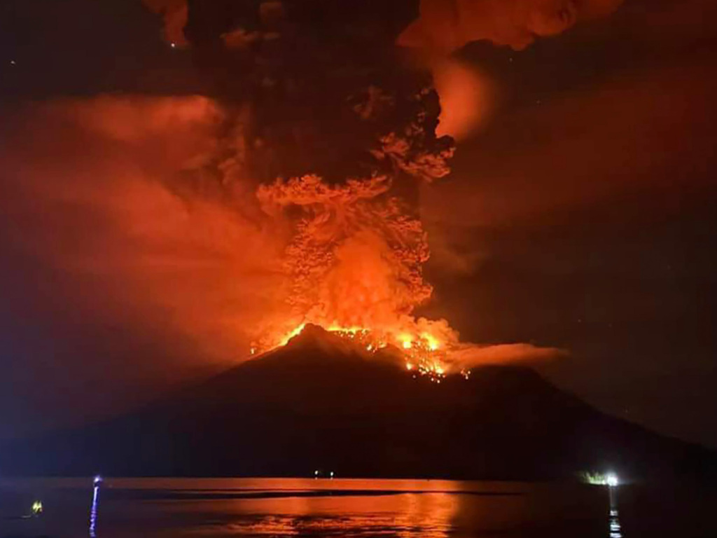 vulkan ruang in indonesien erneut ausgebrochen - höchste alarmstufe