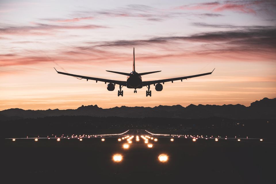 fragen und antworten: die ticketsteuer steigt: was das für flugreisende bedeutet – und wie sie trotzdem sparen können